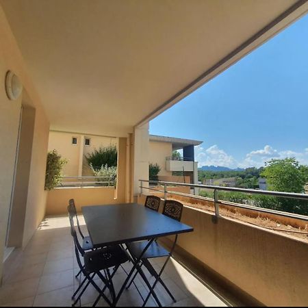 Location D'Un Superbe Appartement Avec Piscine Roquebrune-sur Argens Kültér fotó